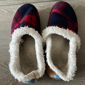 Toms size 6 slippers